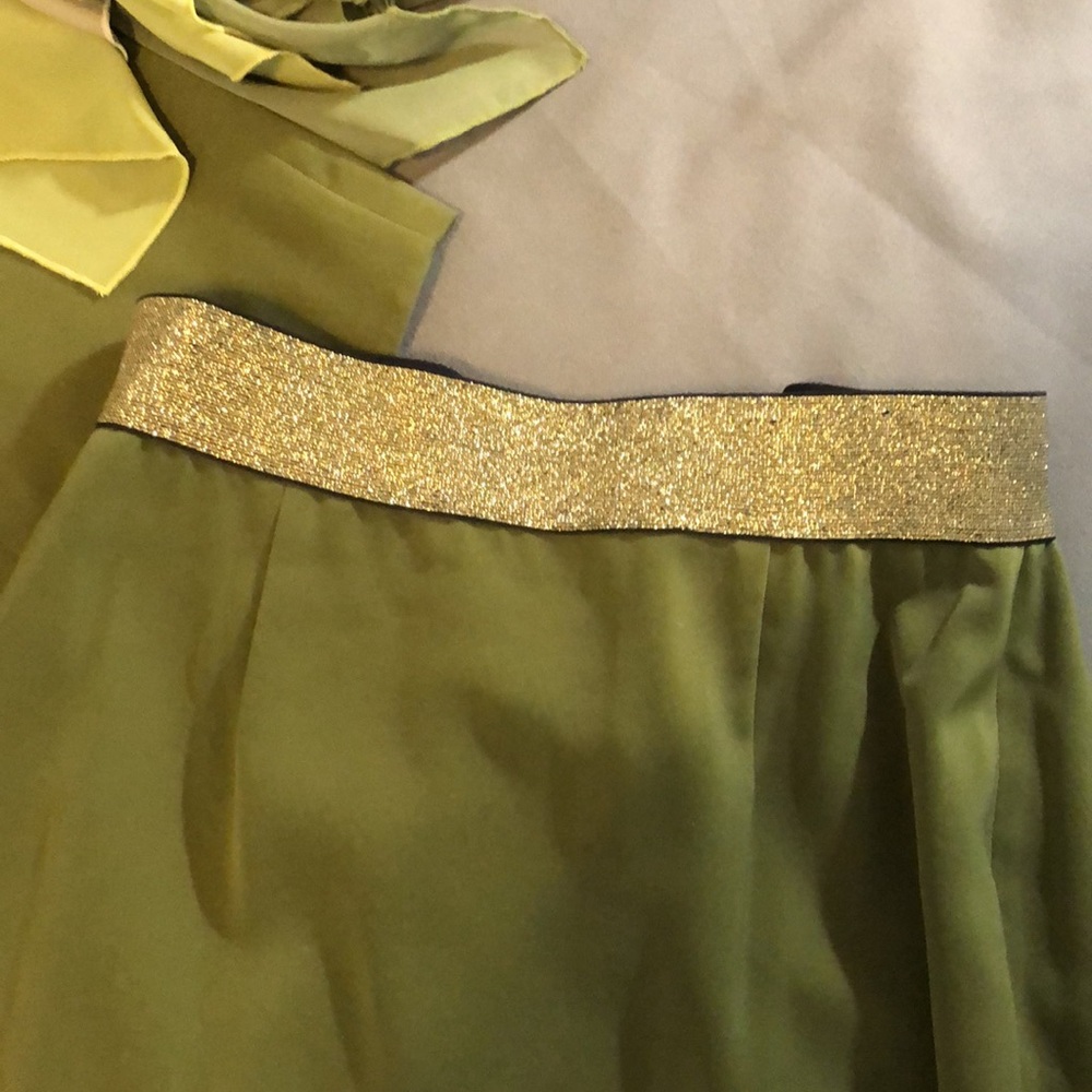 Chic Olive Green Midi Dress with Embellished Collar - Picture 11 of 16
